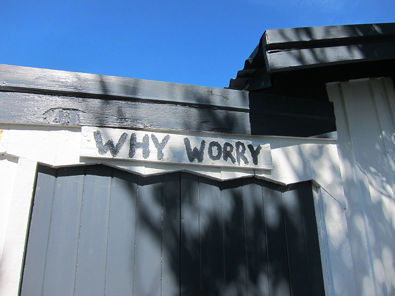 „No worries“ – Name einer batch (Ferienstrandhütte) auf der Insel Rangitoto, NZ