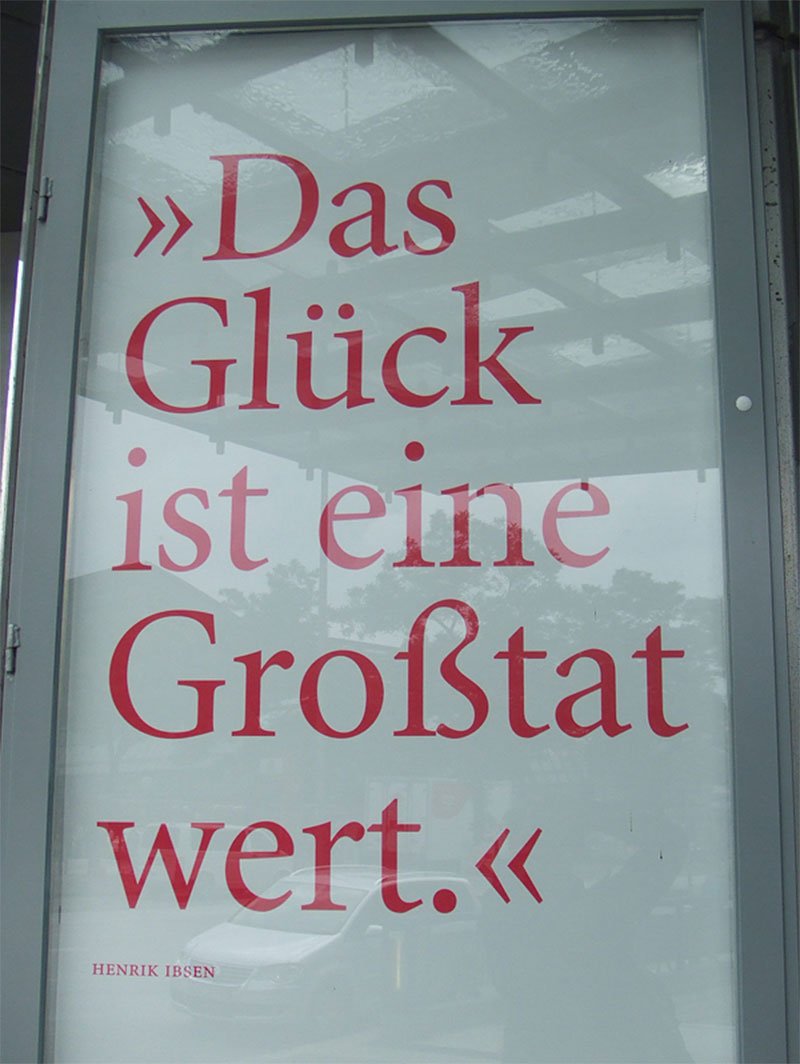 „Das Glück ist eine Großtat wert“– Plakat Schauspielhaus Hamburg