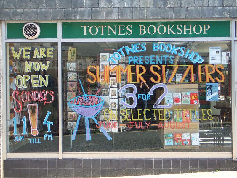 „Summer Sizzlers“ – Schaufenster, Bookshop Totnes, England