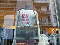 „Ich bin die Frage die du meidest“ – Gefundenes Schaufenster von „Mägde und Knechte“, Marktstraße, Hamburg