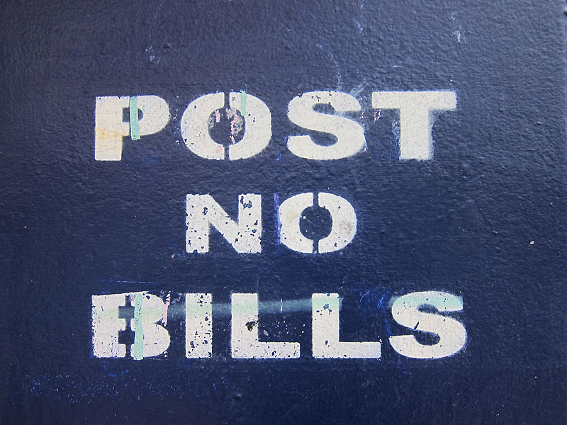 „please post – no bills“ – An einer Hauswand in Wellington, NZ