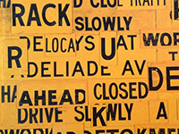 „Streetsigns“  – Collage aus Straßennamenschildern in der City Art Galerie, Wellington, NZ